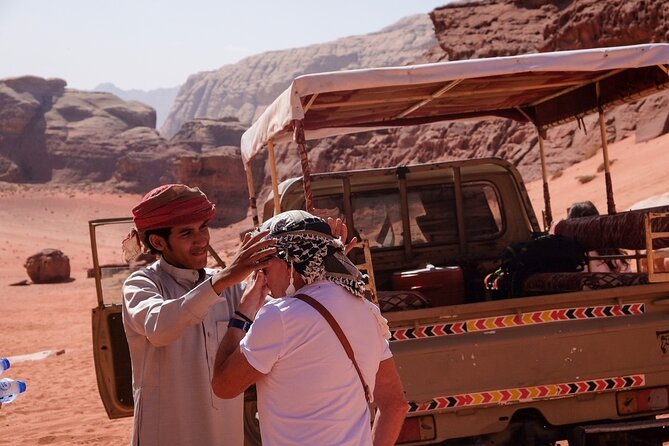 Full Day Jeep Tour in Wadi Rum (incl. Bedouin picnic lunch) - Scrambling over the Small Arch
