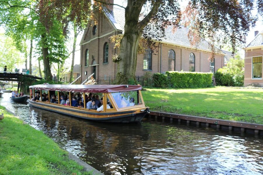 Giethoorn: Village & National Park Canal Cruise with Coffee - Giethoorn is a village made for slow boat rides