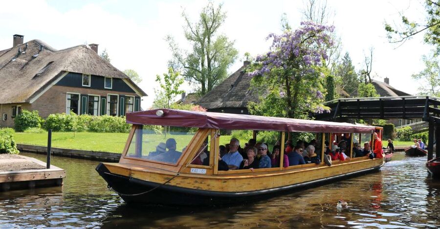Giethoorn: Village & National Park Canal Cruise with Coffee - The first half: bridges, gardens, and village stories