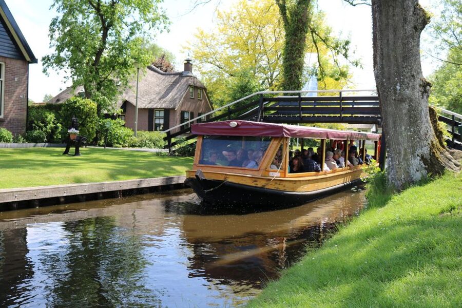 Giethoorn: Village & National Park Canal Cruise with Coffee - A small drink, and a useful comfort break