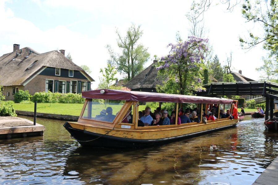 Giethoorn: Village & National Park Canal Cruise with Coffee - Timing matters more than you might expect
