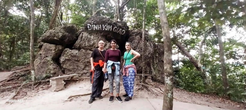 Half Day Hiking to Cat Ba National Park with a Guide - Chua Linh Quang Pagoda and the incense offering