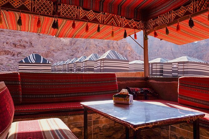 Half day Jeep Tour in Wadi Rum incl. water and Bedouin tea - How the Small Group Affects the Experience