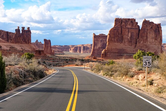 HIGHLY RATED Arches National Park Sightseeing Tour From Moab Utah - Guides, stories, and the value of commentary