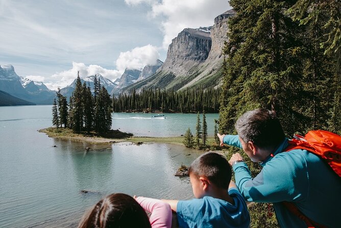 Jasper National Park Tour: Maligne Valley, Medicine Lake and Spirit Island - Maligne Lake and the route to Spirit Island