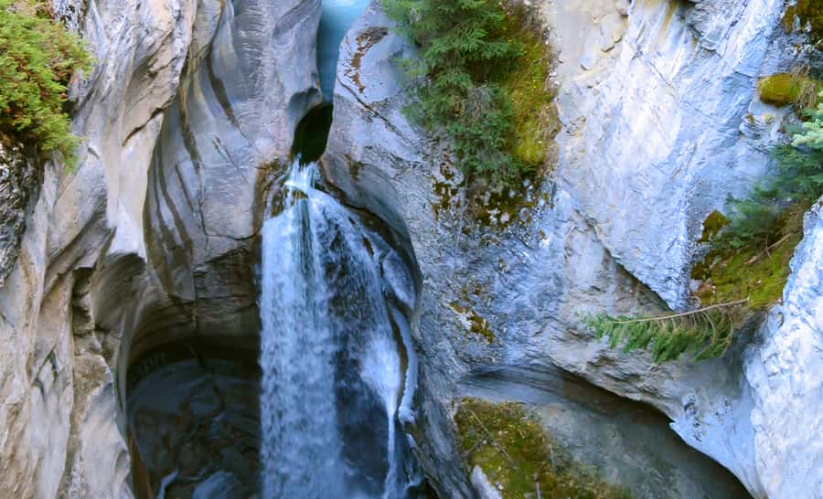 Jasper: Wildlife and Waterfalls Tour with Lakeshore Hike - Maligne Canyon and the changing waterfall stop