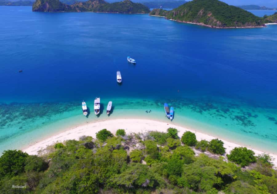 Komodo Islands: Private 2-Day Wooden Boat Tour - Padar Island and the view that sets the schedule