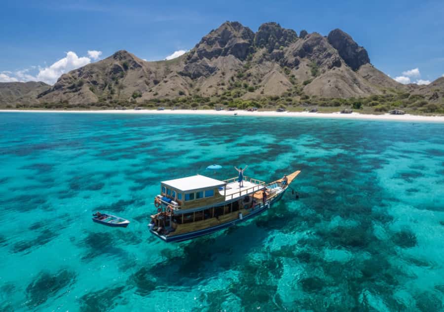 Komodo Islands: Private 2-Day Wooden Boat Tour - Rinca Island and a two-hour dragon walk