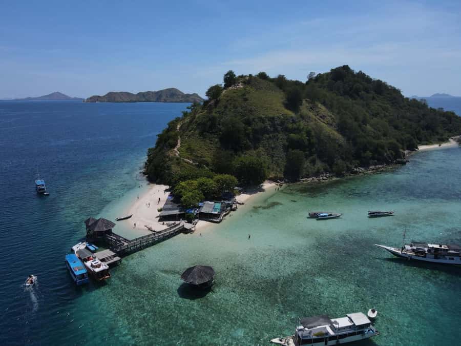 Labuan Bajo: 3-Day Komodo Island and Pink Beach Tour - Day one: Kelor, Manjarite, and sunset at Kalong