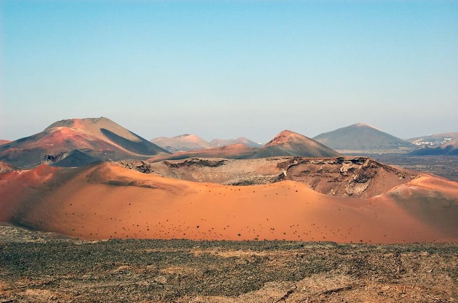 Lanzarote: Guided Day Trip to Timanfaya Park & Lago Verde - El Golfo puts green water against black sand