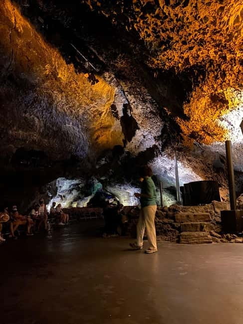 Lanzarote: Timanfaya Park, Jameos Agua, & Cueva Verdes Tour - Guides, buses, and the rhythm of the day