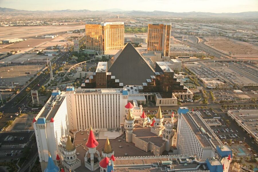 Las Vegas: Grand Canyon Helicopter Air Tour with Vegas Strip - Crossing the Black Mountains and Mojave Desert