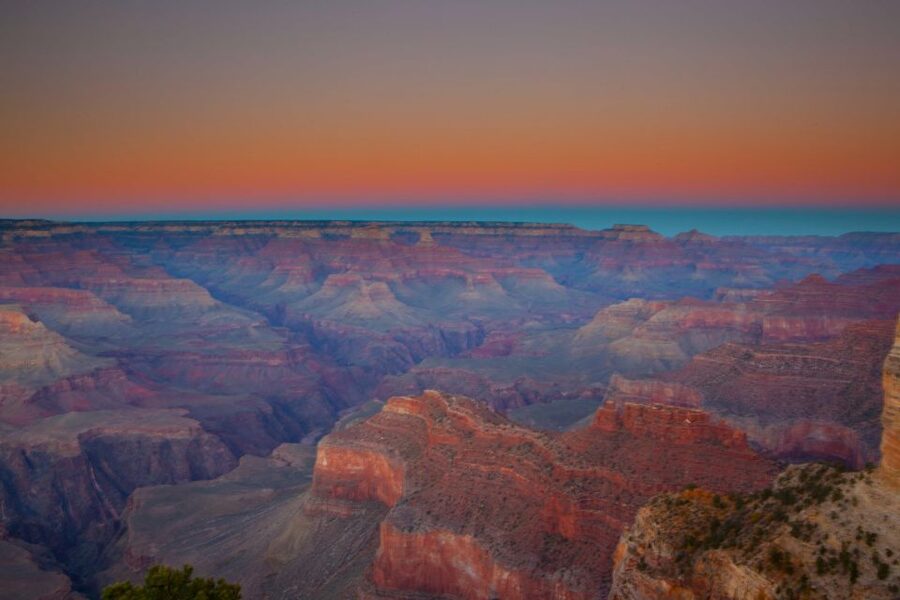 Las Vegas: Grand Canyon in Spanish with Skywalk and Lunch - A long road to Grand Canyon West