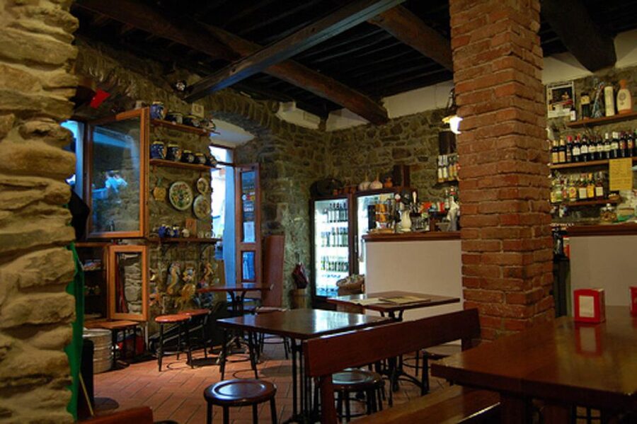 Manarola: Cinque Terre Wine Tasting - The atmosphere: local bar or quiet lesson?
