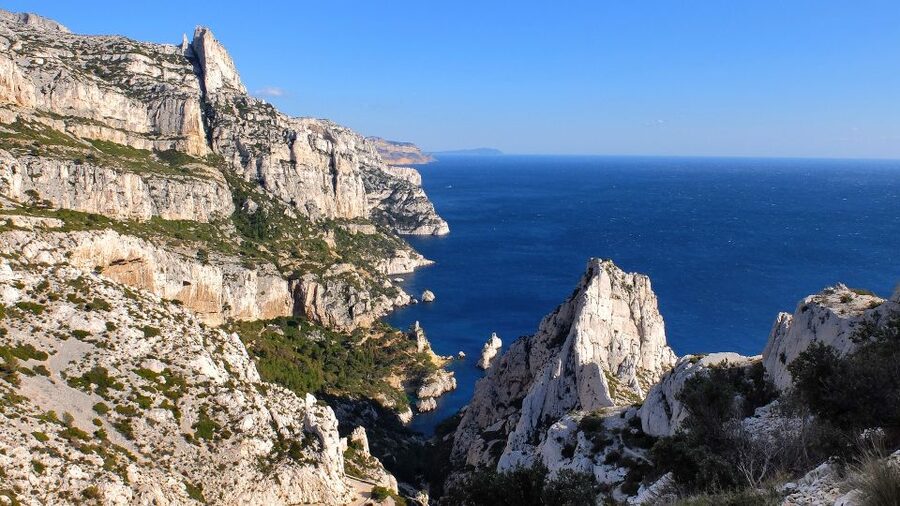 Marseille: Calanques National Park Guided Hike with Picnic - A picnic beside the Mediterranean