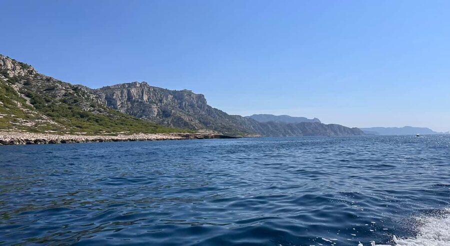 Marseille: Day sailing in the heart of the Calanques with organic lunch and wine - Lunch on the water with Provence rosé