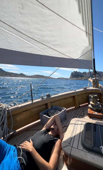 Marseille: Day sailing in the heart of the Calanques with organic lunch and wine - Sailing through the Riou archipelago