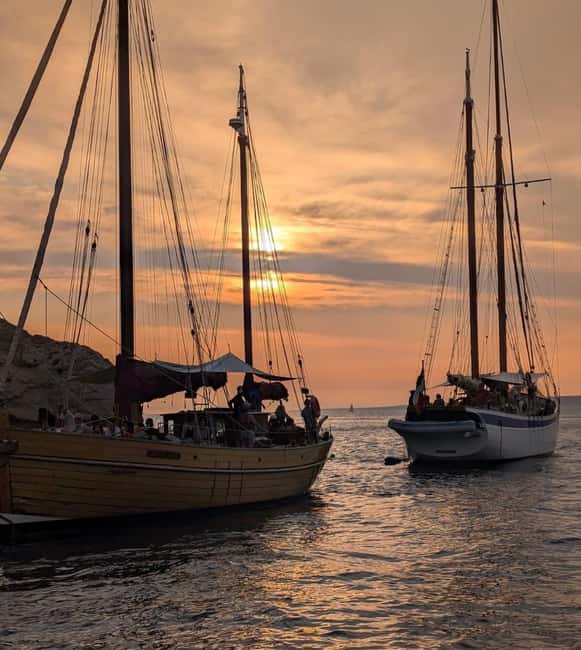 Marseille: Evening sailboat trip to the Calanques du Frioul with buffet and organic wine - A vegetarian buffet from La Casa Consolat