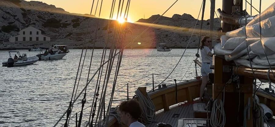 Marseille: Evening sailboat trip to the Calanques du Frioul with buffet and organic wine - What the strong ratings tell you