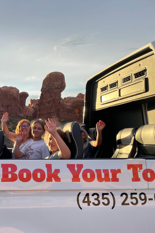 Moab: Arches National Park Sightseeing Tour - A four-hour route through Arches National Park