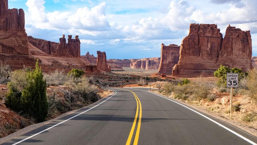 Moab: Arches National Park Sightseeing Tour - Snacks, drinks, and the value of the $158 price