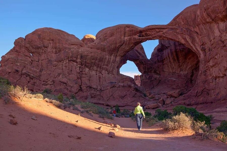 Moab: Arches National Park Sunset Tour - Photography, comfort, and the after-dark return