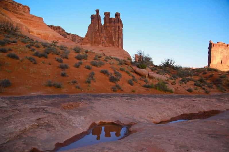 Moab: Arches National Park Sunset Tour - Balanced Rock and Courthouse Towers from the road