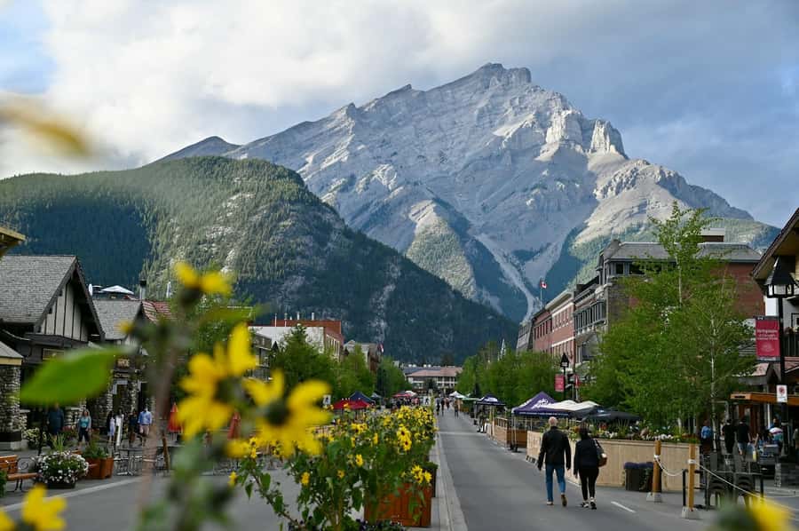 Moraine Lake Louise Emerald Johnston Canyon Banff Yoho Tour - Timing, Lunch, and What to Pack