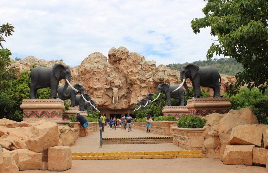 Pilanesberg Full-Day Shared Safari with Sun City Visit - Guides, languages, and the human side of the day