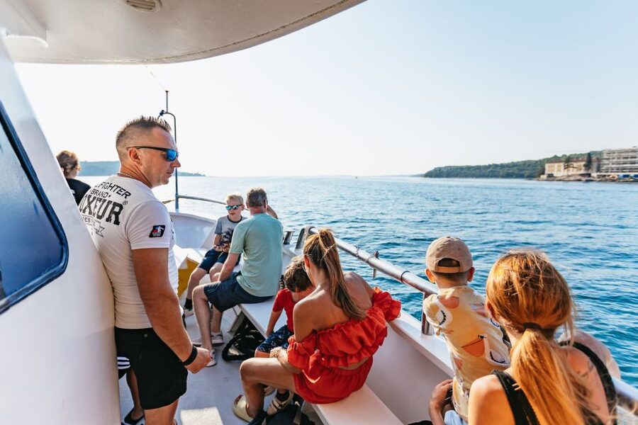 Pula: Dolphin&Sunset Cruise in Brijuni with Dinner&Drinks - Sunset views and the ride back to Pula