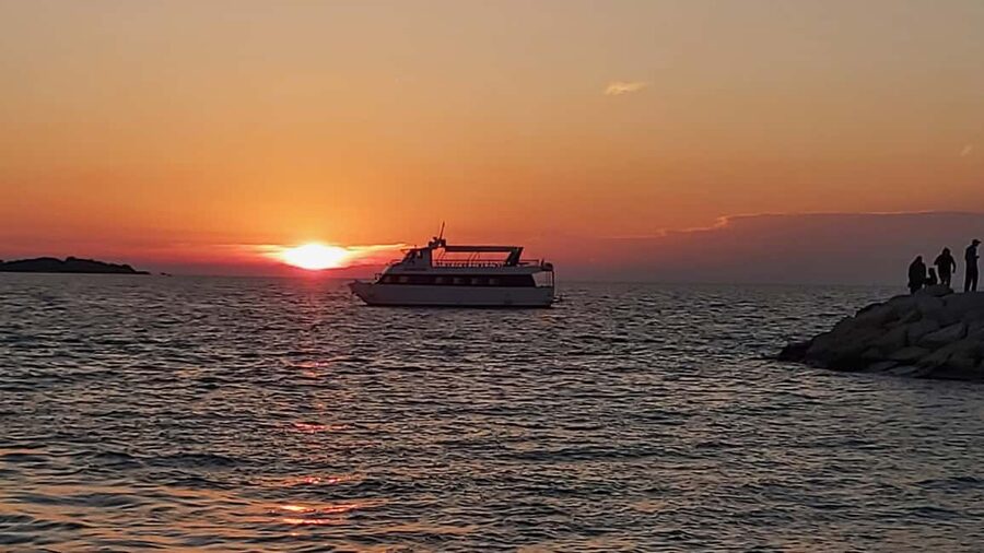 Pula: Dolphin Sunset Cruise to Brijuni with Dinner & Drinks - Dinner on the Adriatic