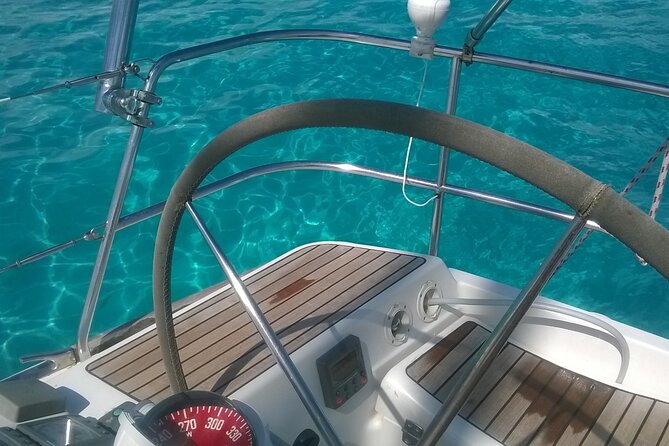 Sailing boat from Santa Teresa di Gallura to the Maddalena Archipelago - Why this sailing day is different from a standard island cruise
