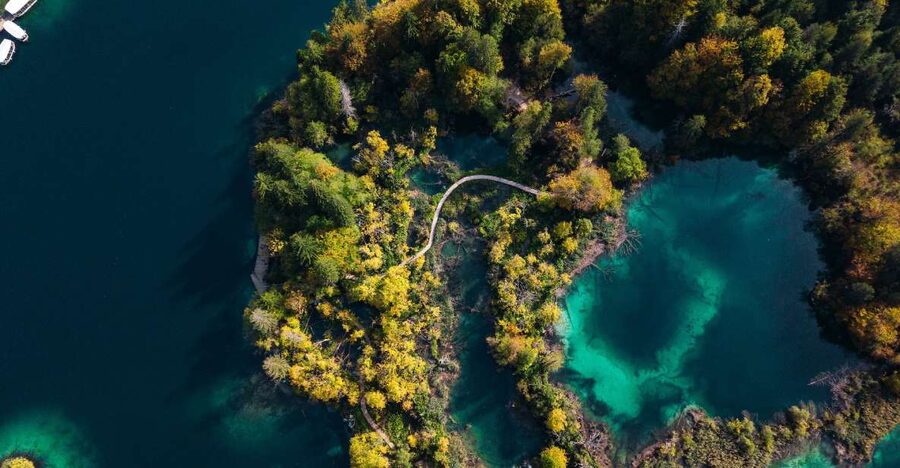 Split: Self-Guided Plitvice Lakes Day Tour with Boat Ride - Meeting at Booker and settling into the coach