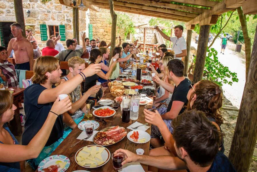 Split/Trogir: Krka National Park Day Trip with Wine Tasting - Free time in Skradin