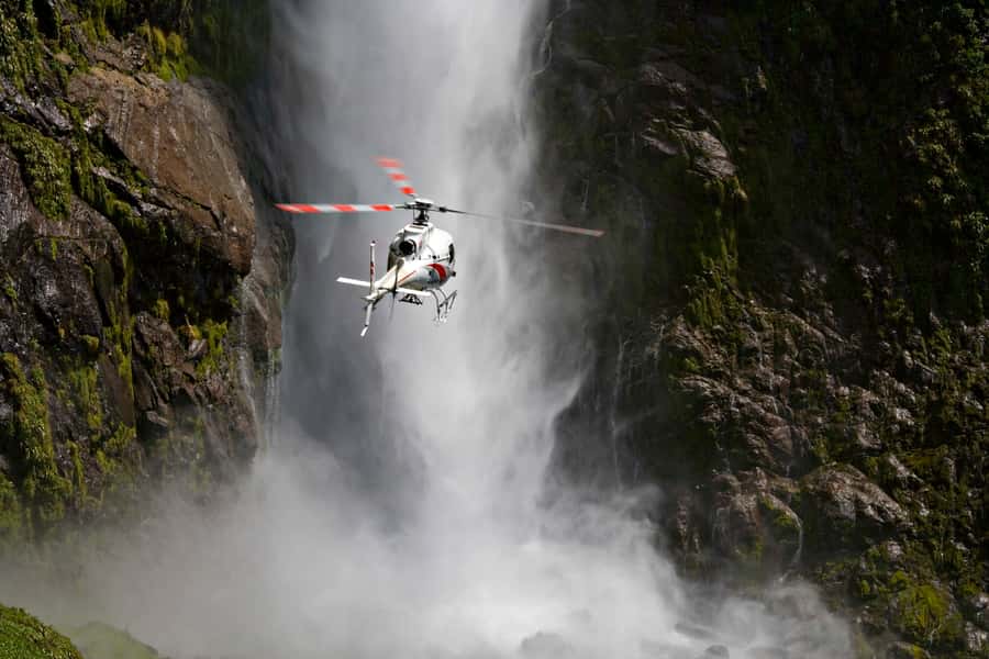 Te Anau: 30-Minute Fiordland National Park Scenic Flight - The mountain tarn landing