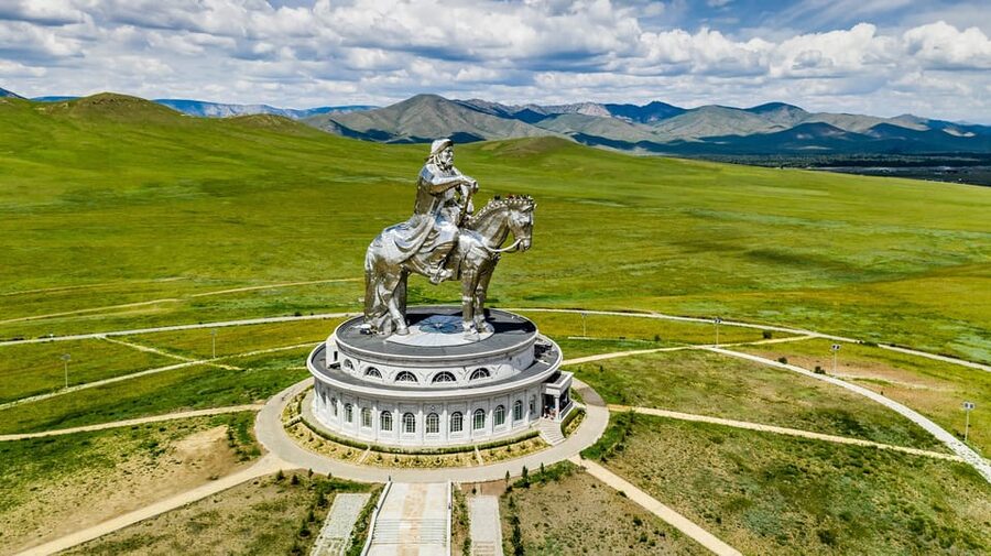 Terelj National Park: Tour with horse riding and hiking - Meeting a nomadic family makes the trip more personal