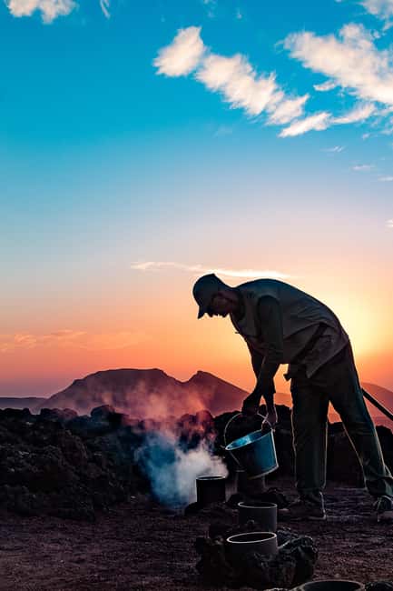 Timanfaya National Park: Evening Tour with Volcano Dinner - The 75-minute journey to the volcanoes