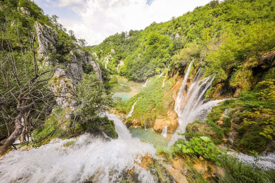Zadar: Plitvice Lakes Full-Day Guided Tour with a Boat Ride - How the guiding affects your day