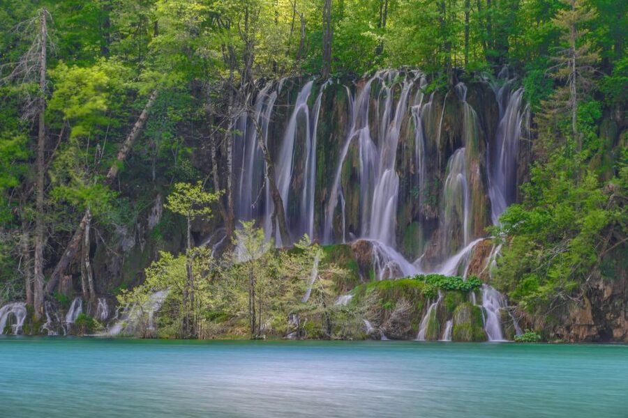 Zadar: Plitvice Lakes Guided Day Tour with Tickets - The café break after two hours on the road